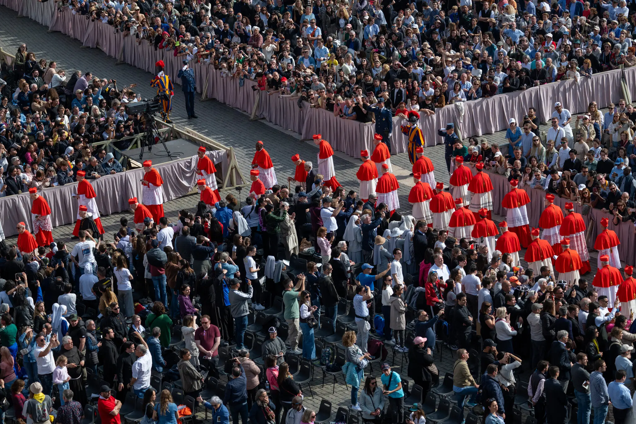 Кардинали в середу зайшли до базиліки Святого Петра, де лежала труна Папи Франциска.
